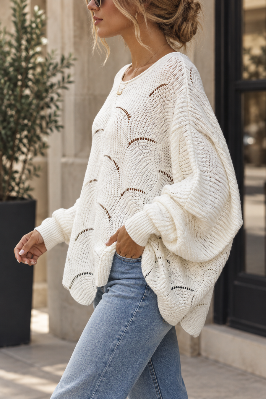 Pull oversize motif ondulé ajouré — vue de profil