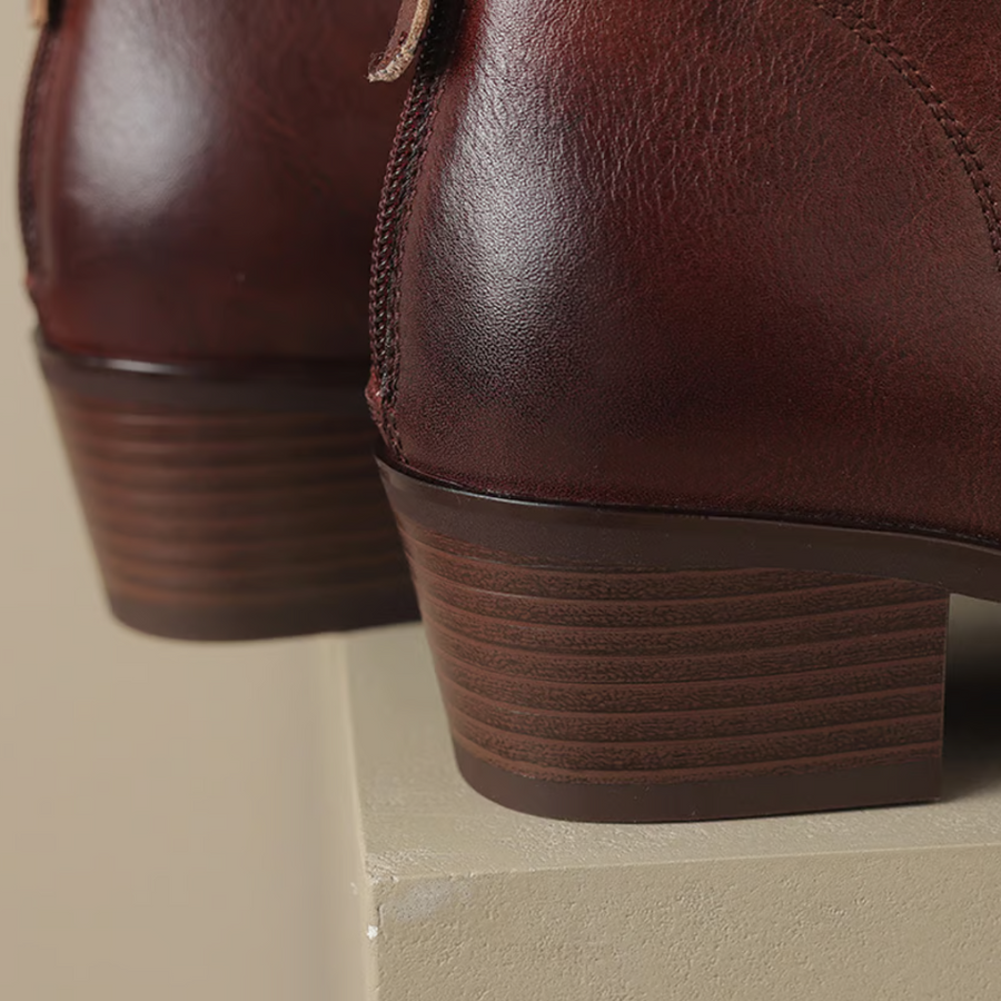 Botins de salto baixo e estilo minimalista