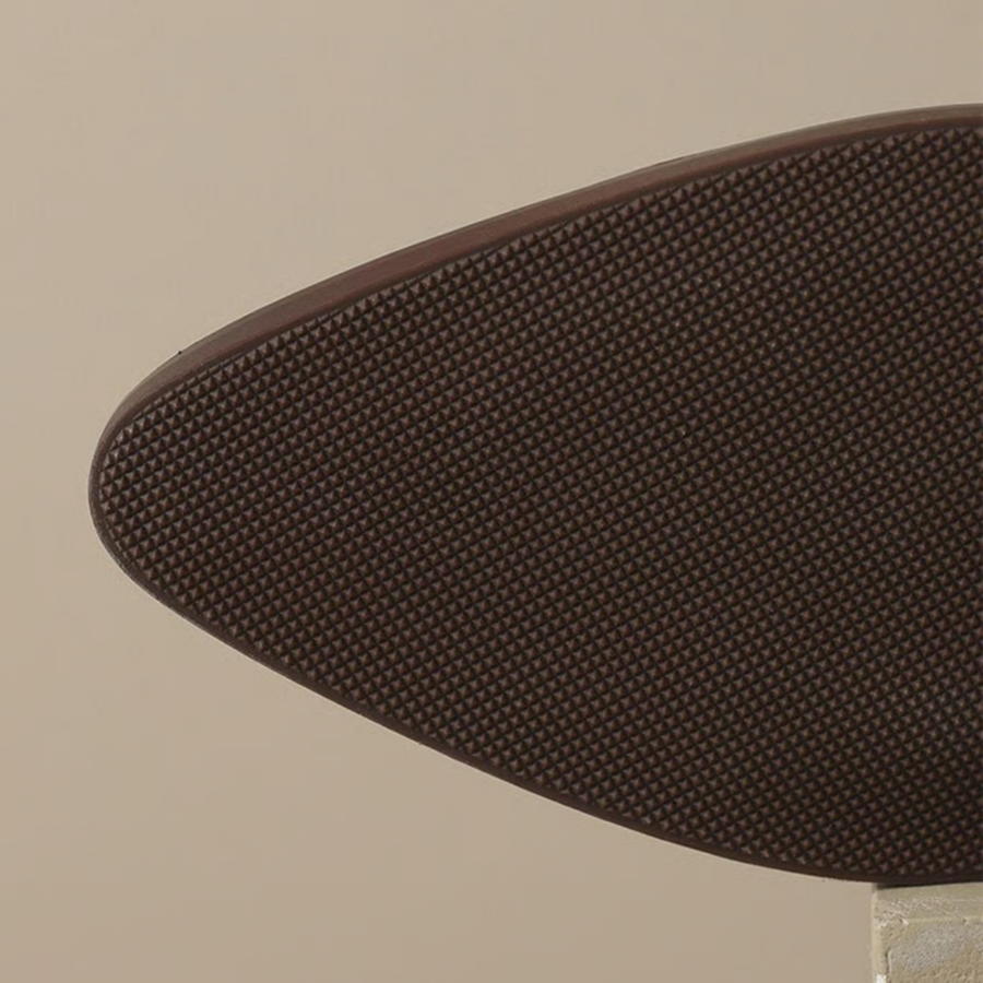 Botins de salto baixo e estilo minimalista
