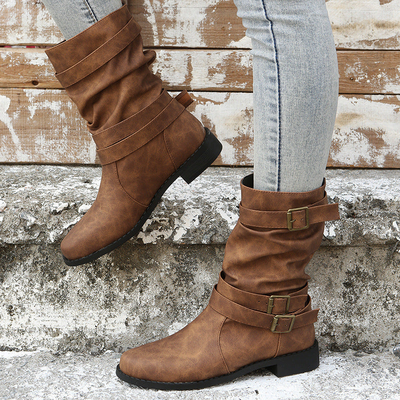Botas de cano baixo com fivelas decorativas