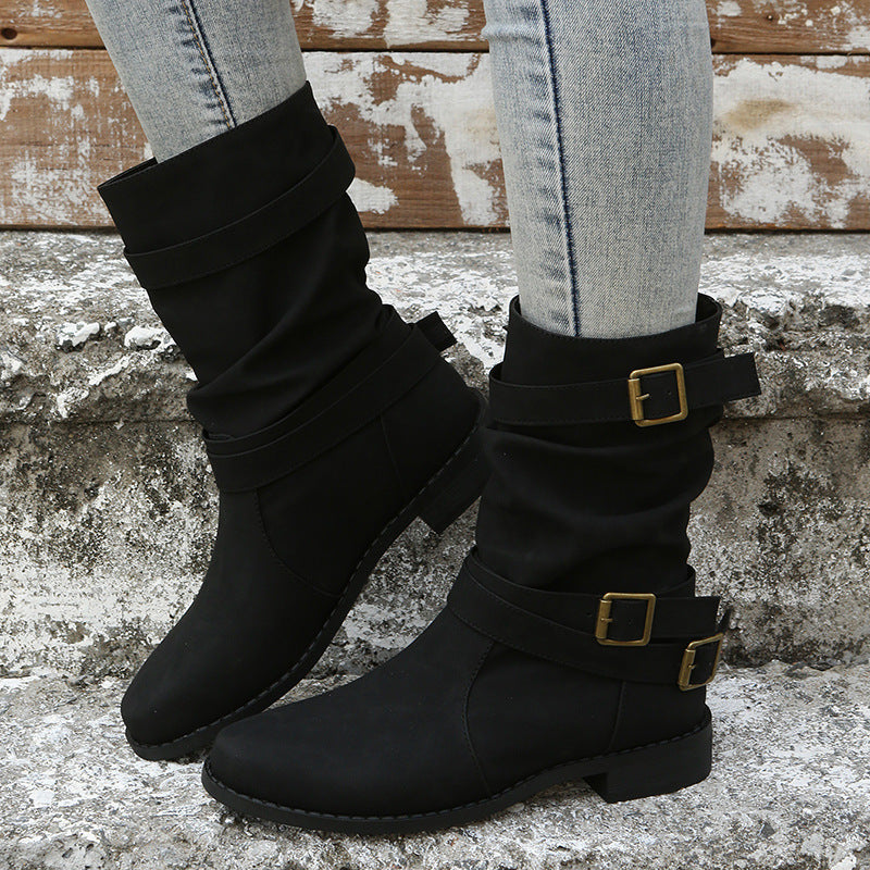 Botas de cano baixo com fivelas decorativas