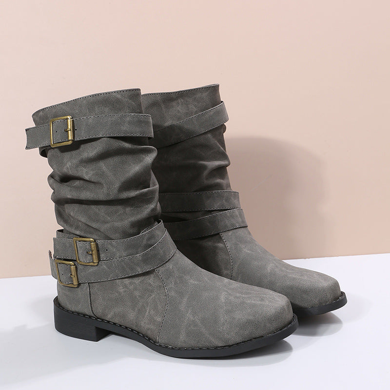 Botas de cano baixo com fivelas decorativas