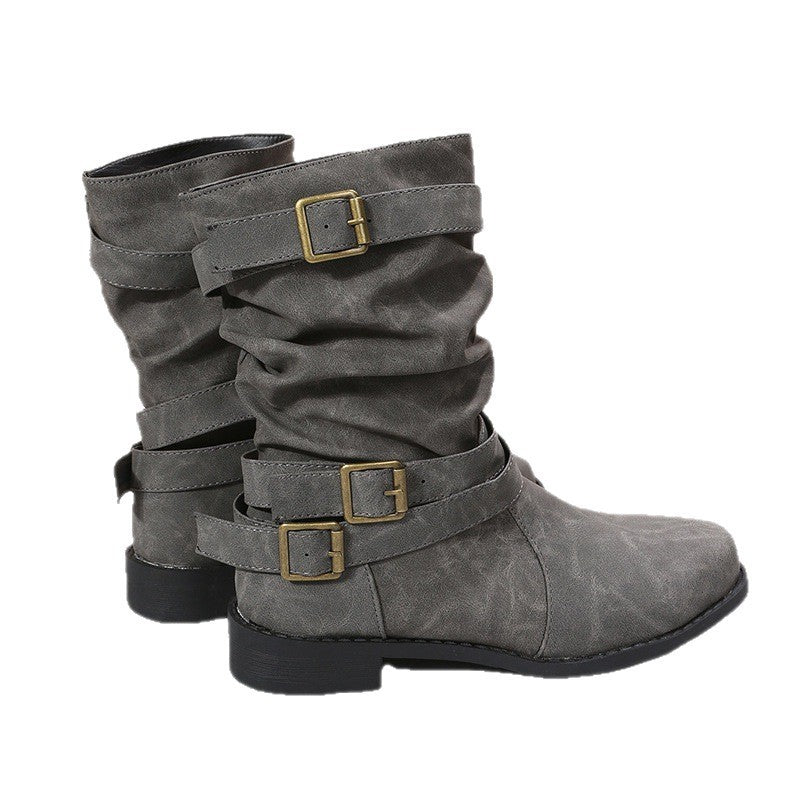 Botas de cano baixo com fivelas decorativas