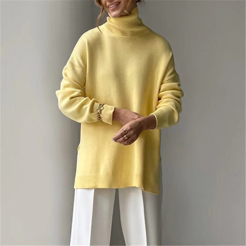 Sweat col roulé oversize — vue de trois-quarts mettant en valeur la silhouette