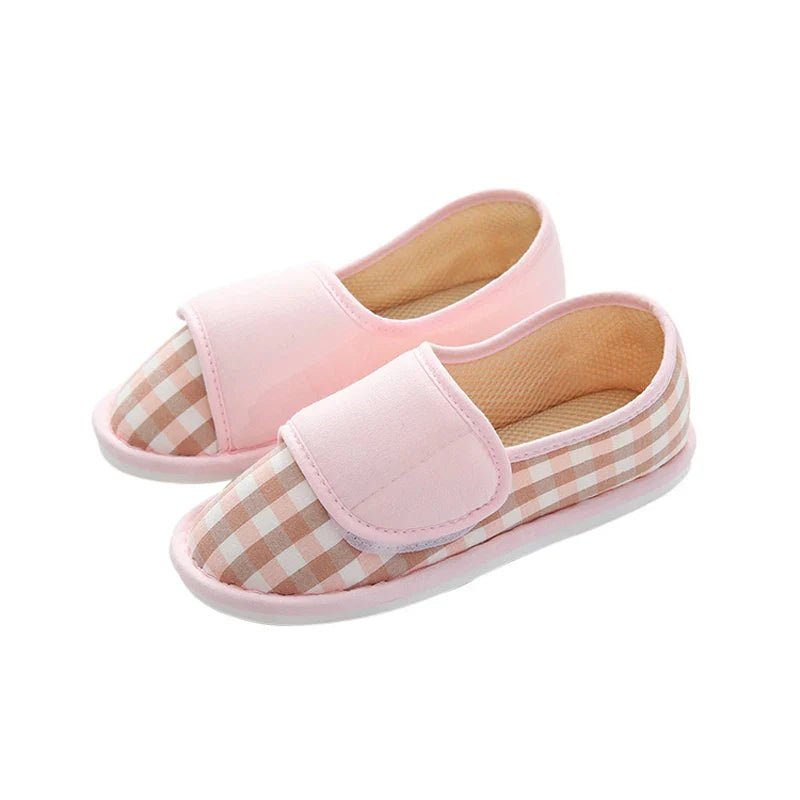 Chaussons fermés à bride ajustable — vue de trois quarts
