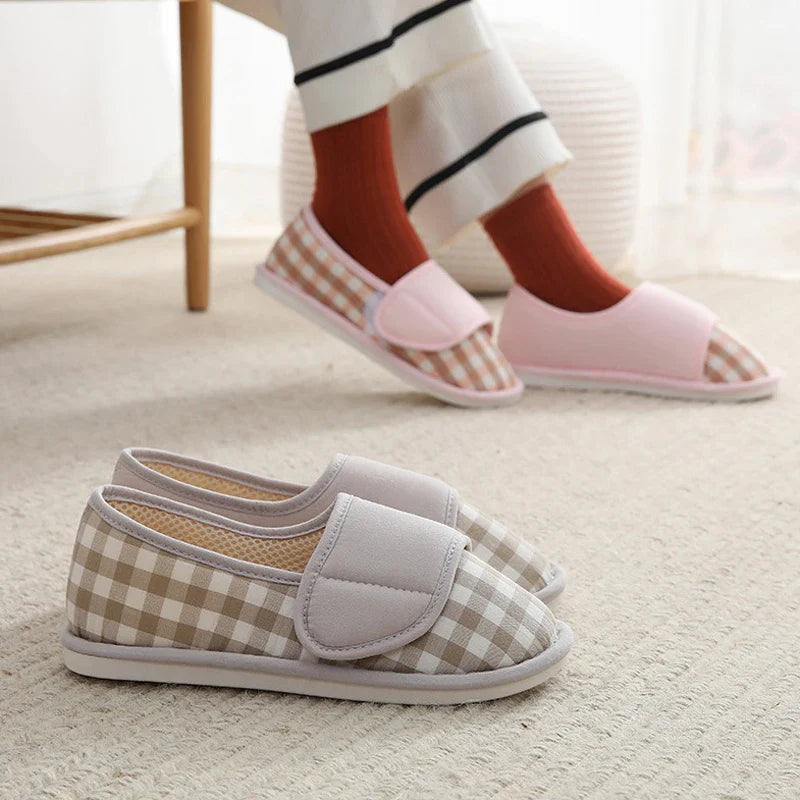 Chaussons fermés à bride ajustable — détail de la bride