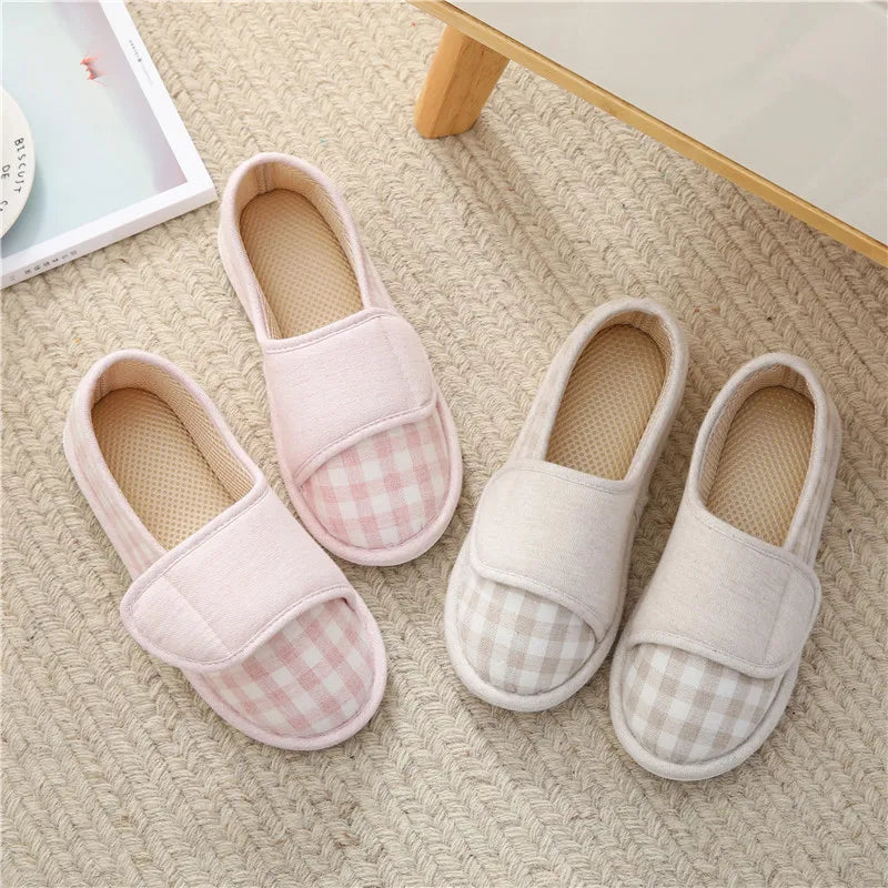 Chaussons fermés à bride ajustable — vue intérieure du pied