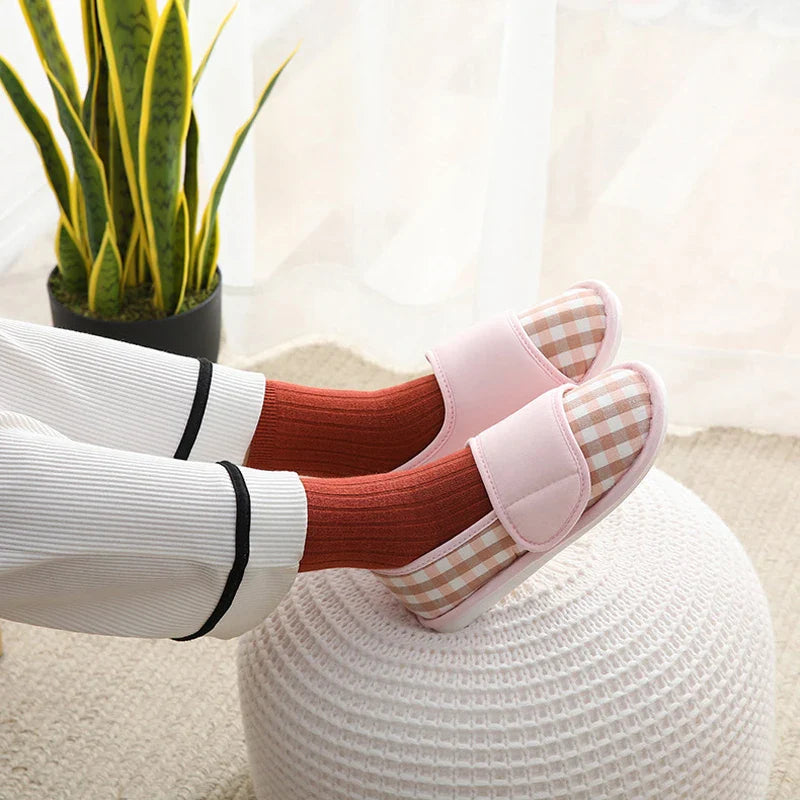Chaussons fermés à bride ajustable — vue de profil