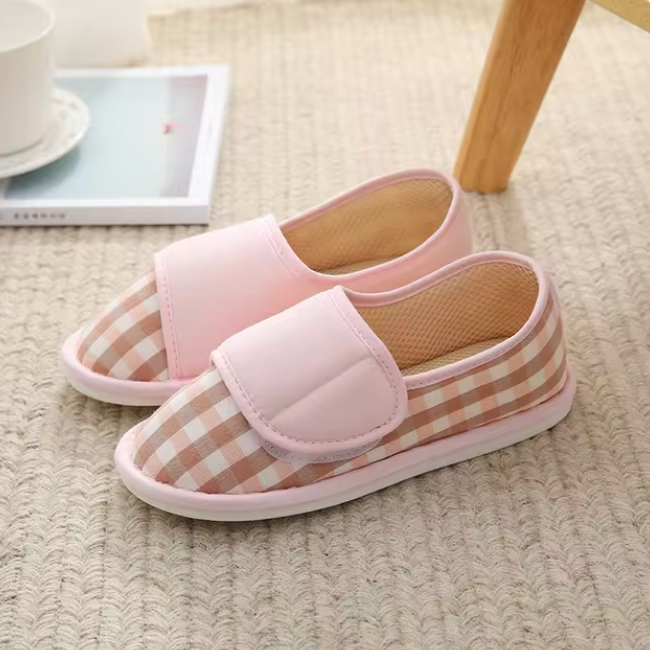 Chaussons fermés à bride ajustable — détail de la fermeture