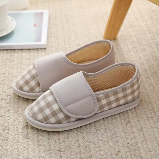 Chaussons fermés à bride ajustable — vue de dessus