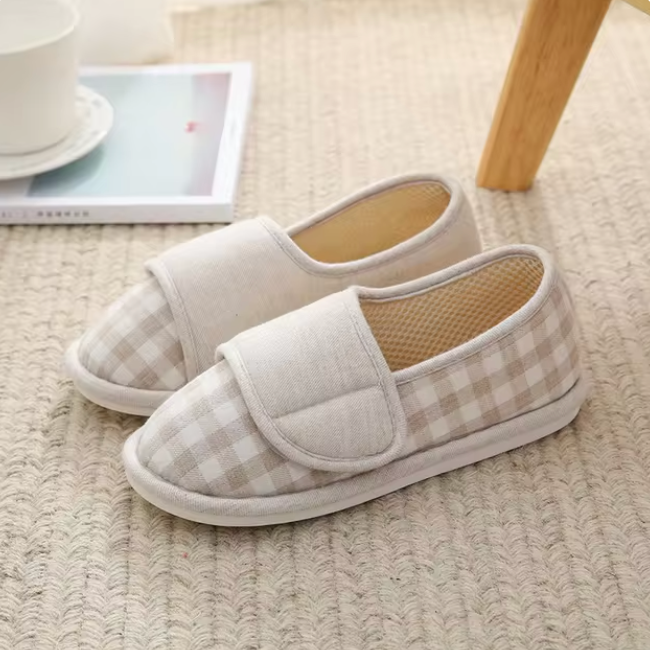 Chaussons fermés à bride ajustable — vue de la semelle
