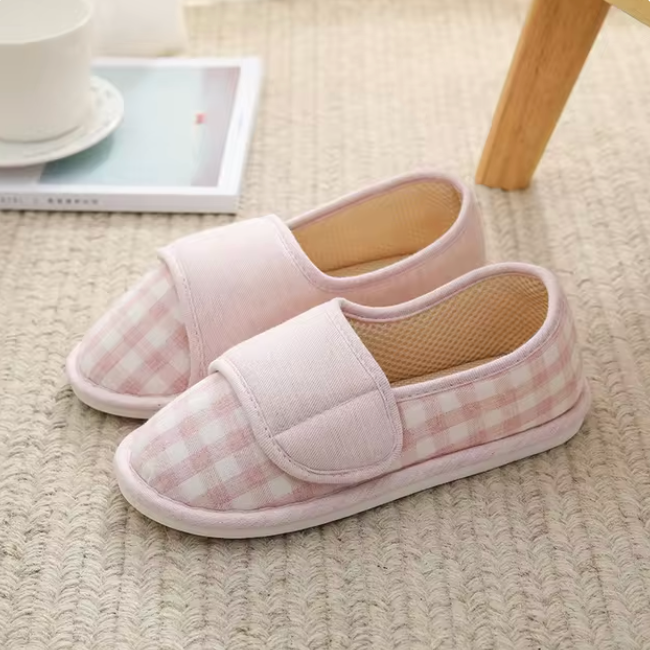 Chaussons fermés à bride ajustable — portés au pied