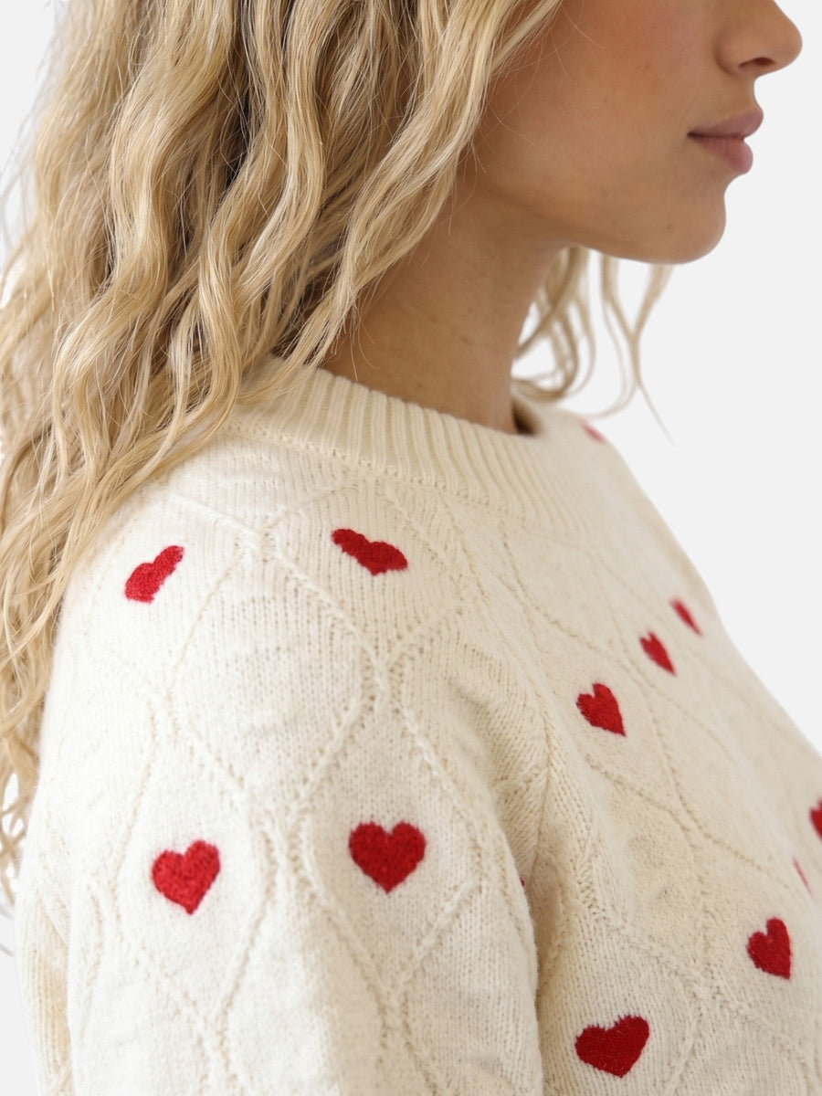 Pull Motif Cœur col rond — vue de profil, manches longues généreuses