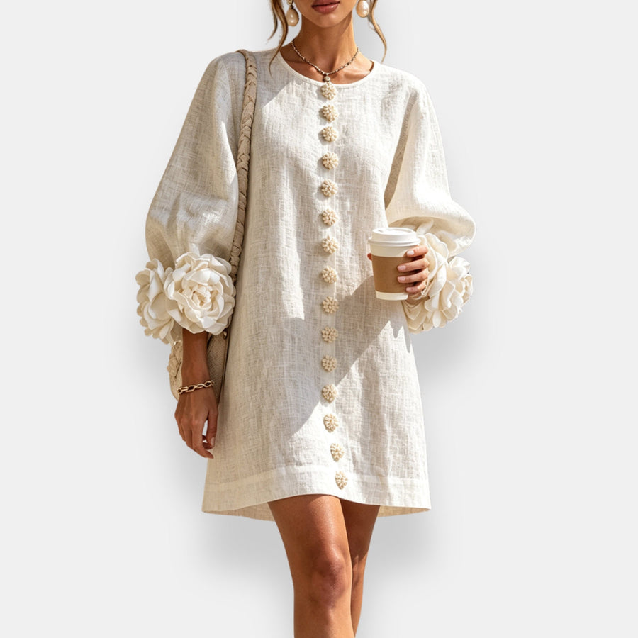 Robe Marcelle — détail des fleurs sculptées aux poignets