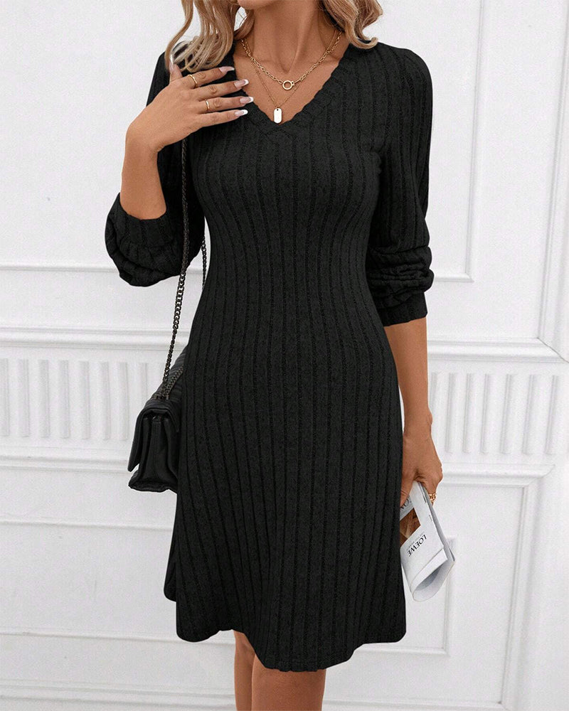 Robe unie en côtes avec encolure en V