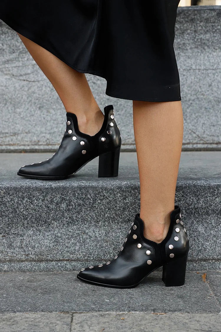 Botins de Bico Pontiagudo com Detalhes de Tachas