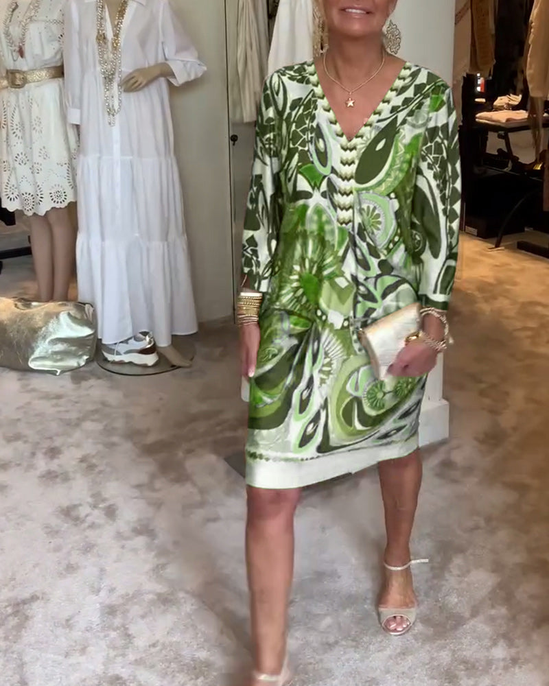 Robe imprimée col en V — détail de l'imprimé et de la coupe