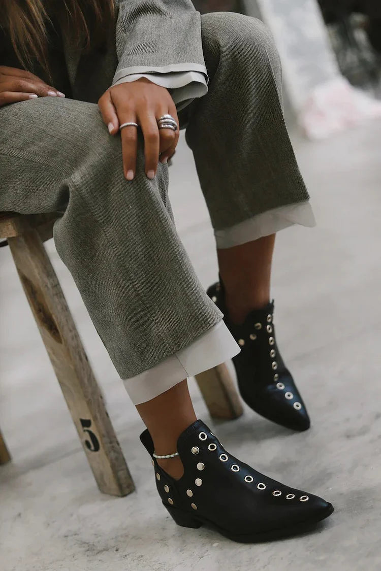 Botins com salto bloco e detalhes com tachas