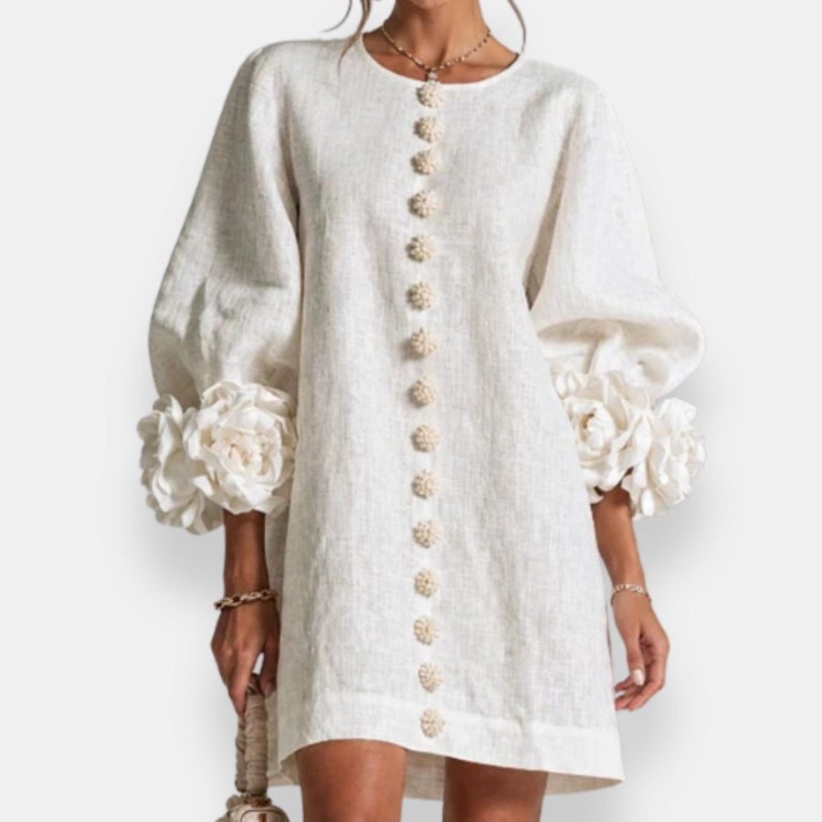 Robe Marcelle — vue de face, fleurs en relief aux poignets et boutons floraux