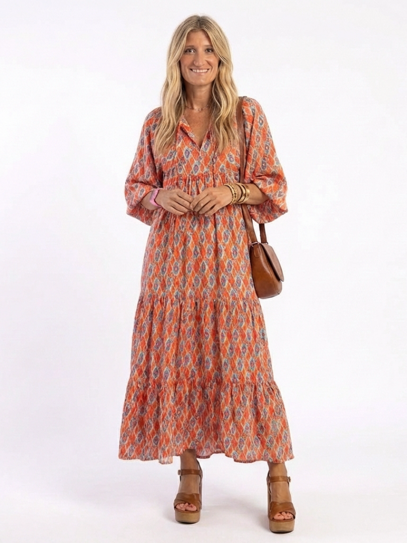 Robe midi fluide géométrique — vue de face avec décolleté plongeant
