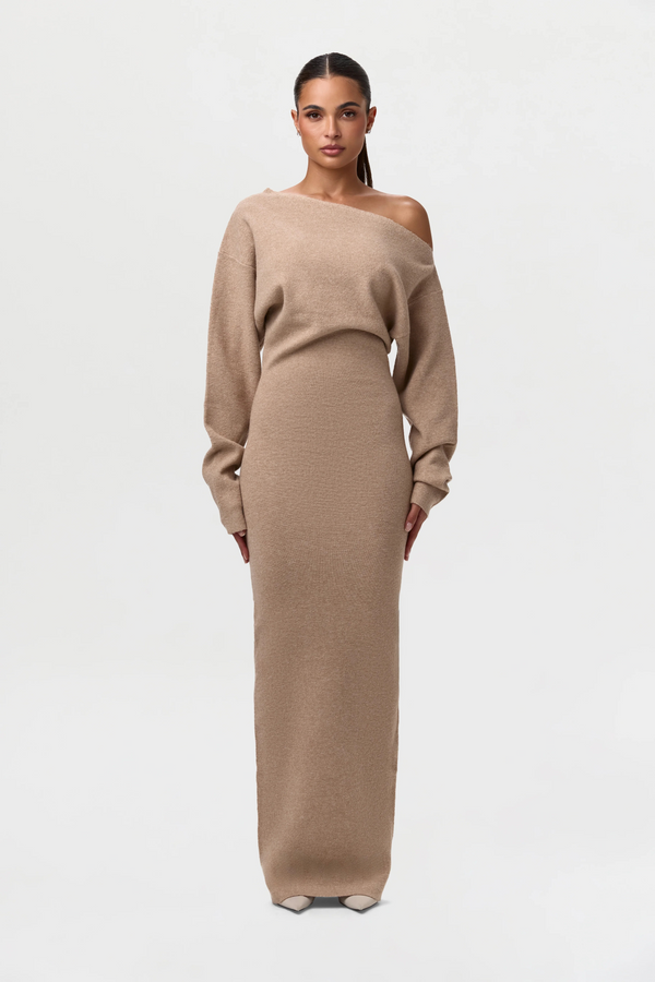 Robe longue en maille à épaules dégagées