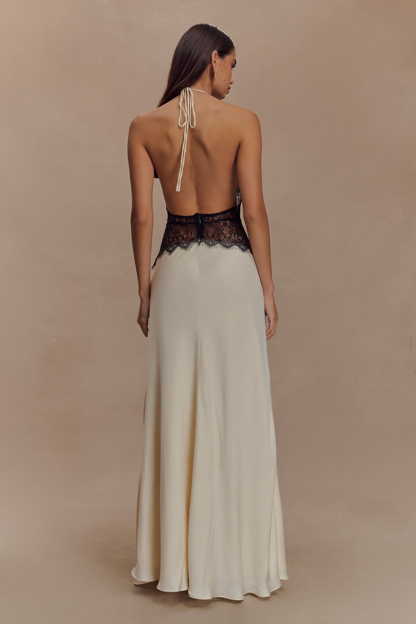 Kalira | Robe longue en satin à dentelle