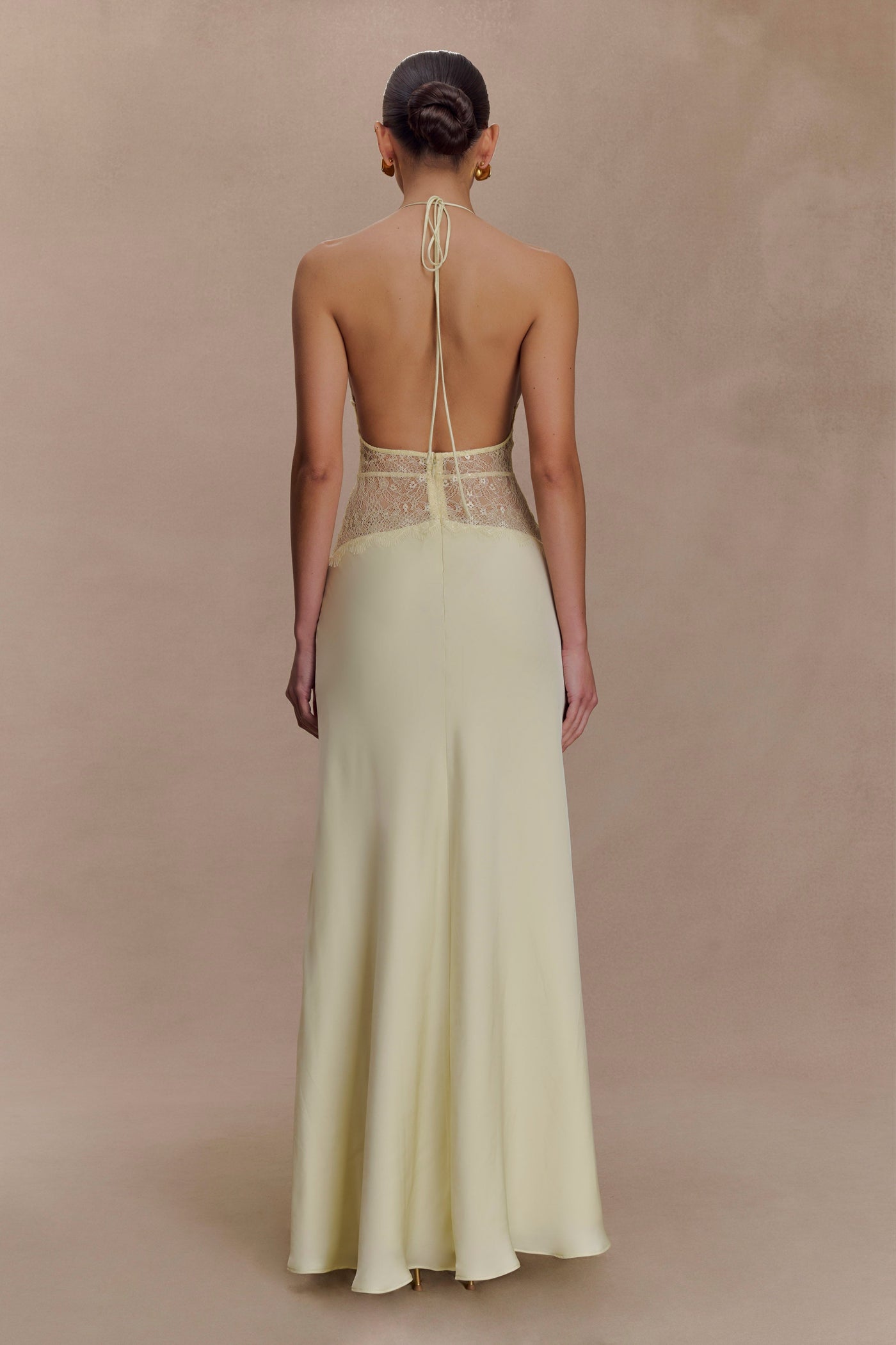 Kalira | Robe longue en satin à dentelle