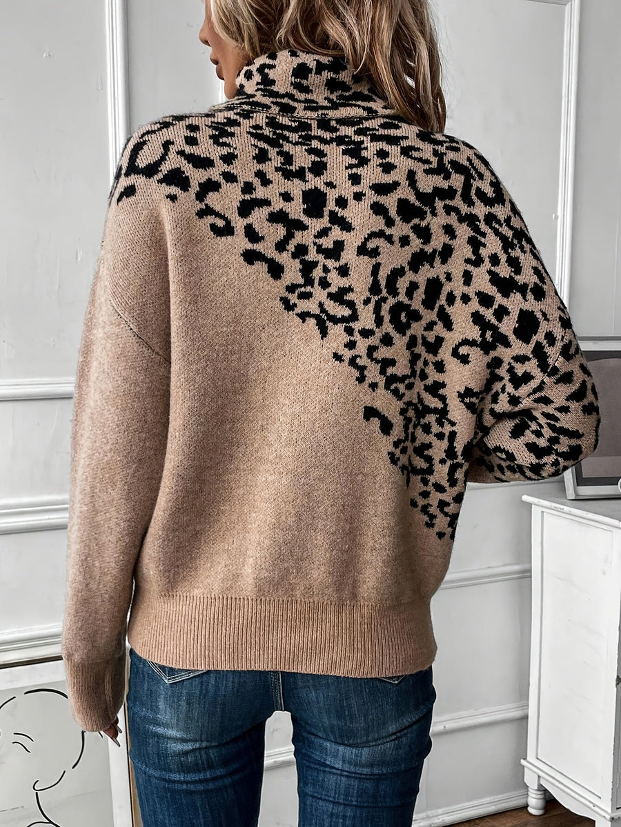 Pull col montant motif léopard — détail coupe ample