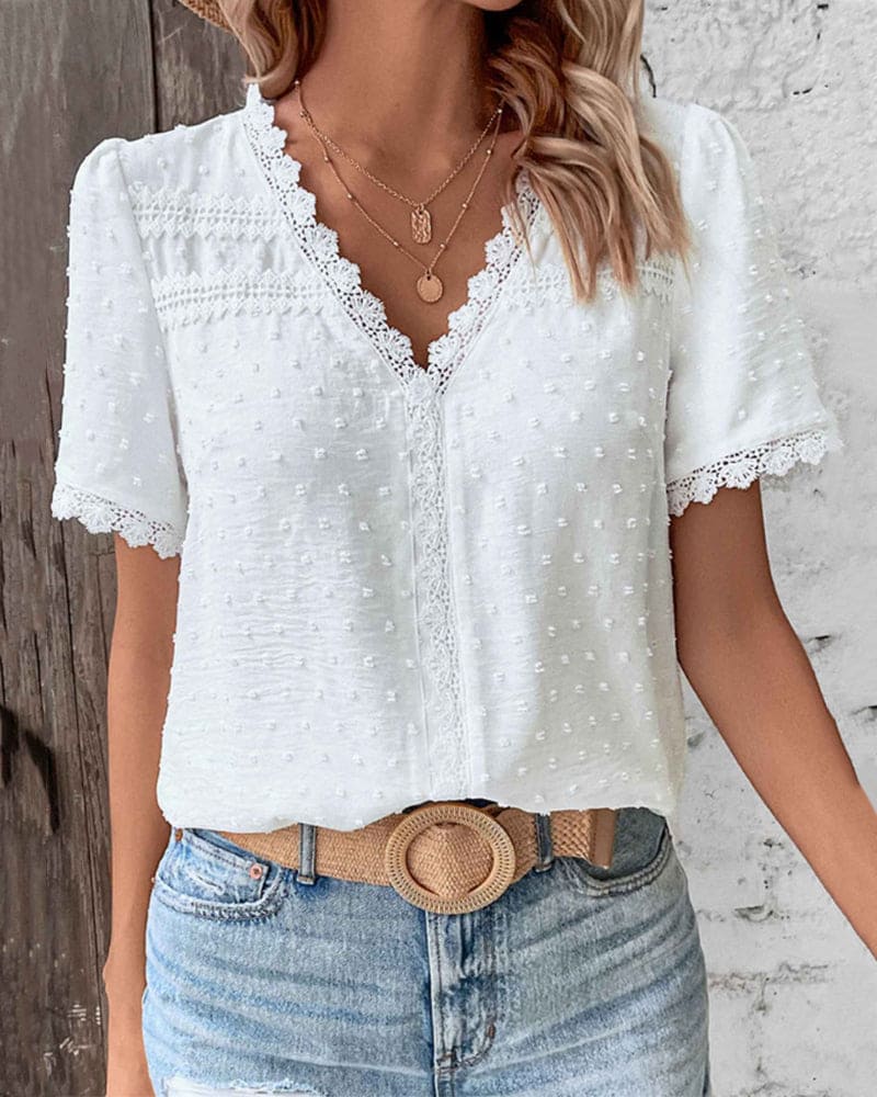 Patricia | Blouse élégante en dentelle à col en V pour femmes