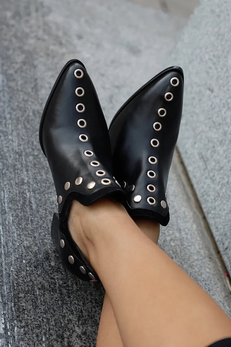 Botins de Bico Pontiagudo com Detalhes de Tachas