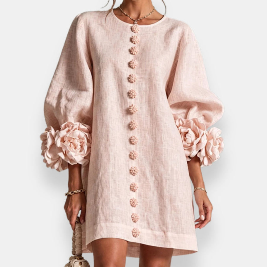 Robe Marcelle — détail des fleurs en relief aux poignets