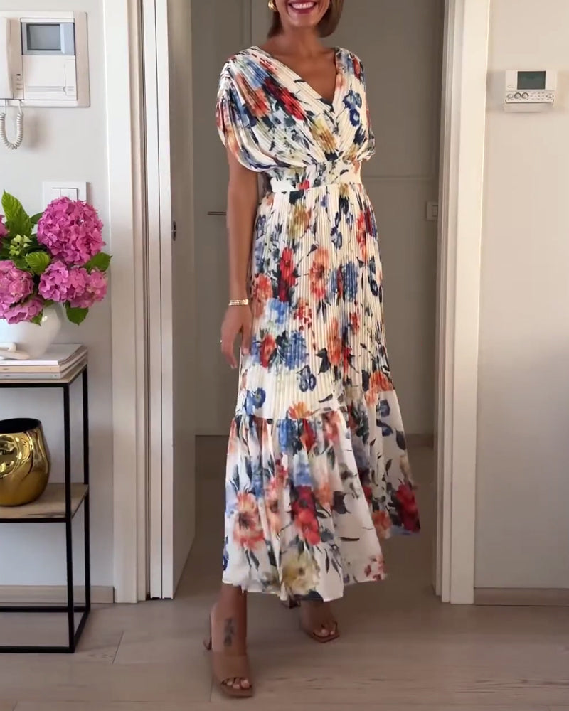 Robe longue fleurie — détail des manches courtes et de la jupe à volants