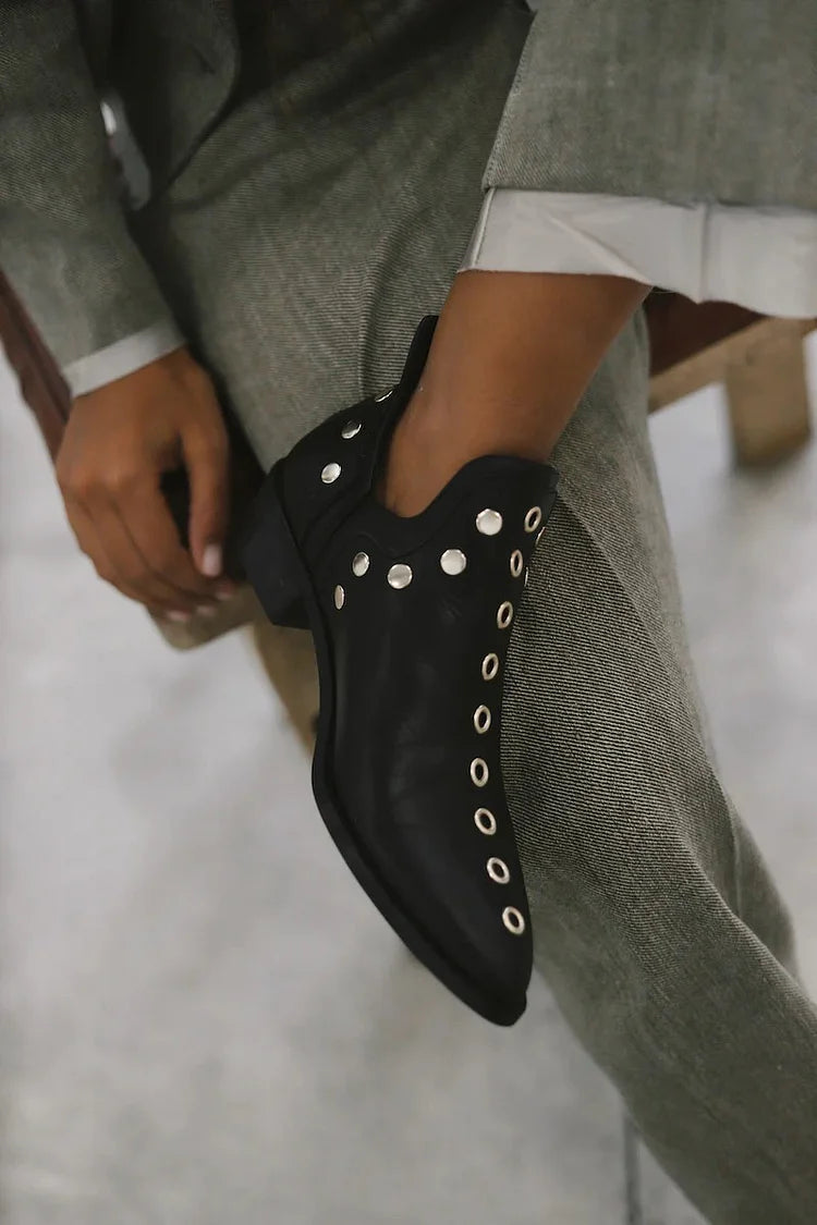 Botins com salto bloco e detalhes com tachas