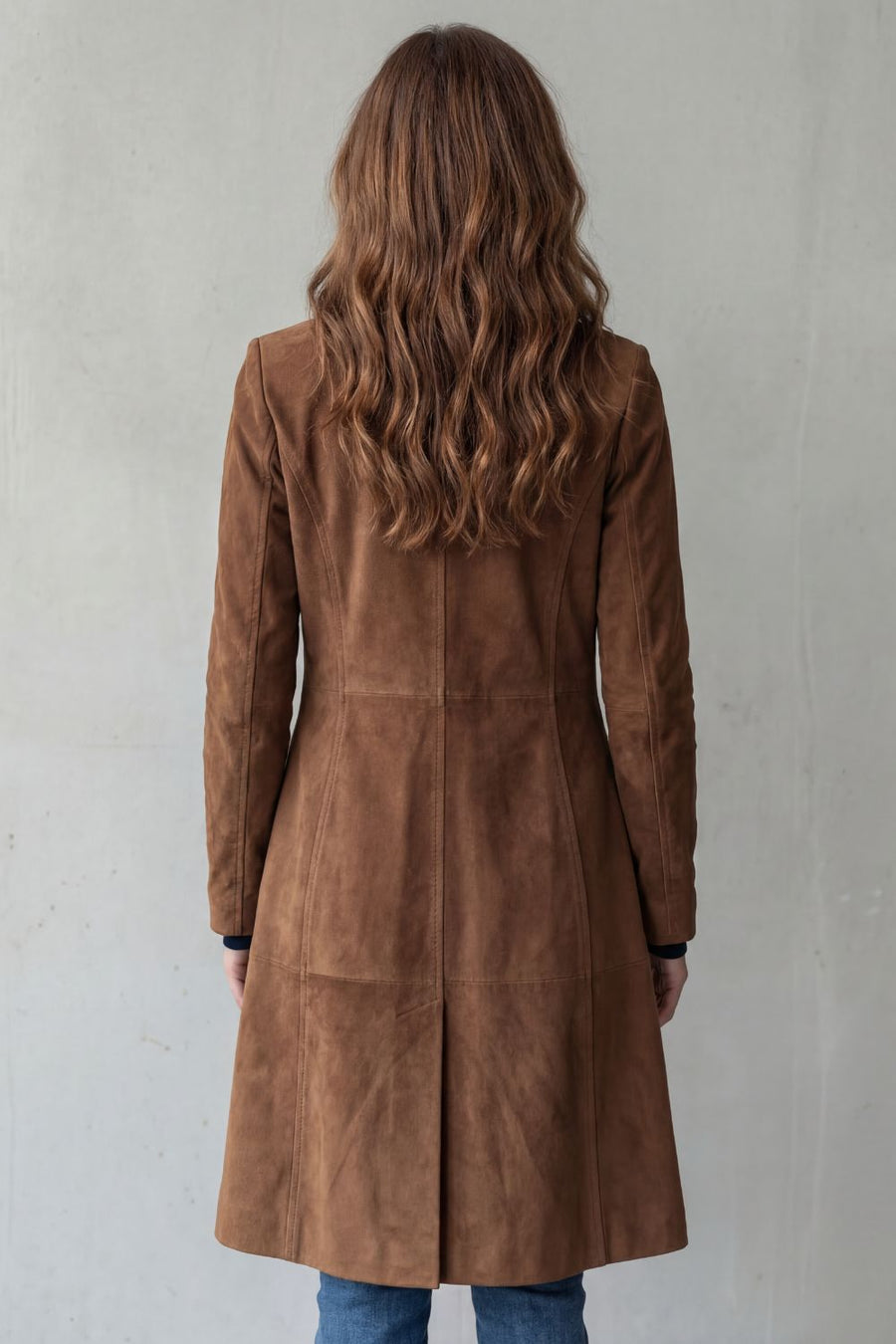 Manteau Delvienne — vue de profil, tombé impeccable de la coupe longue