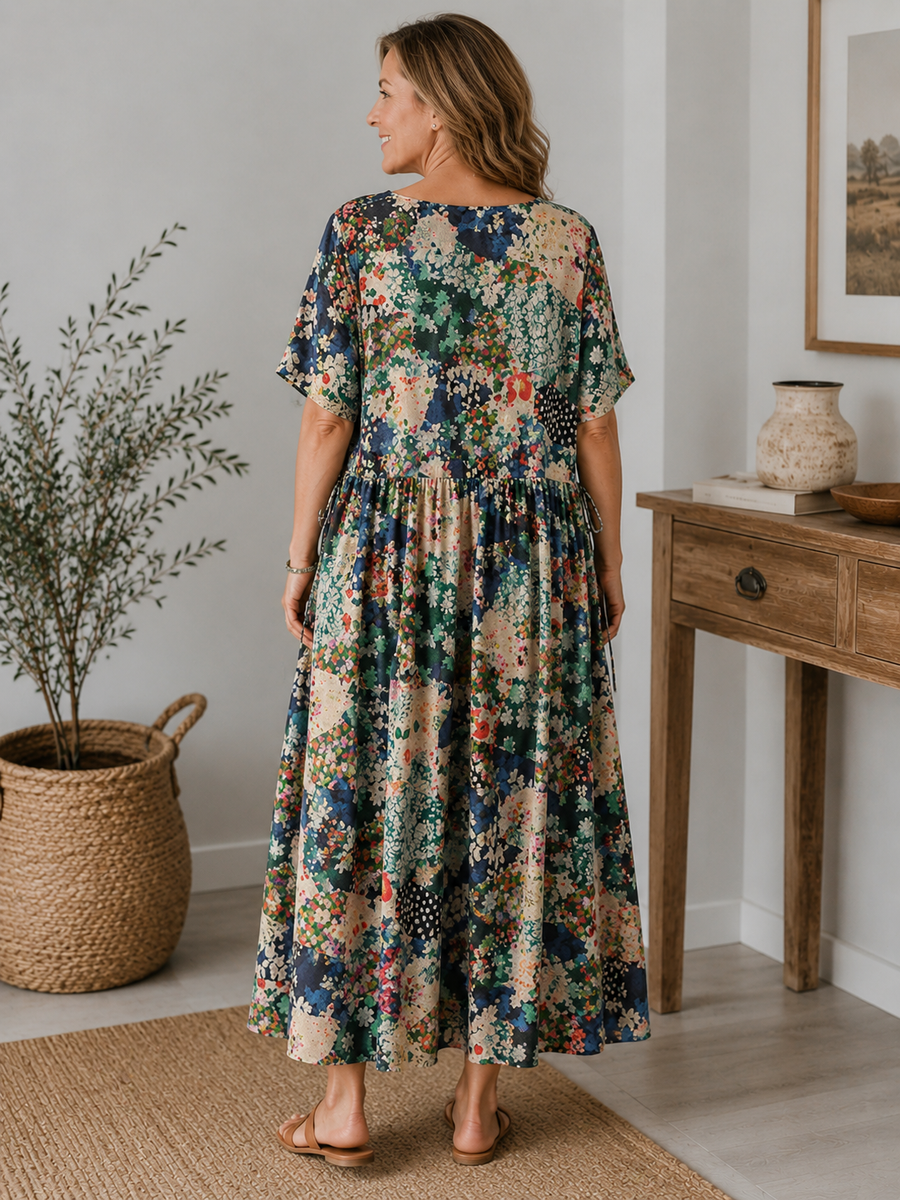 Robe Midi Fleurie Patchwork — vue de profil montrant la silhouette plissée et le tombé fluide