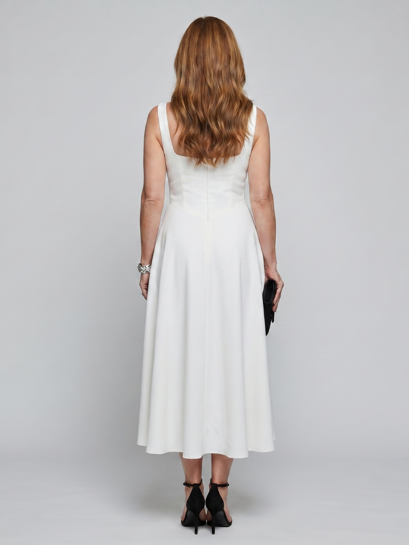 Robe Midi encolure carrée — détail de la jupe évasée
