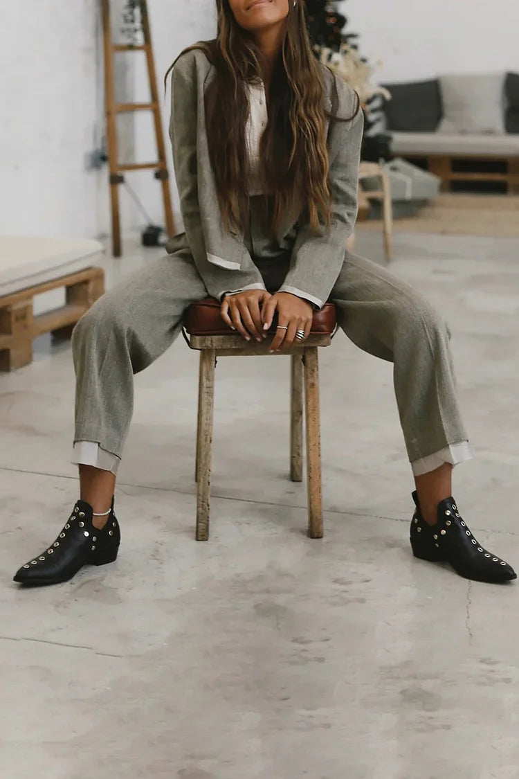 Botins com salto bloco e detalhes com tachas