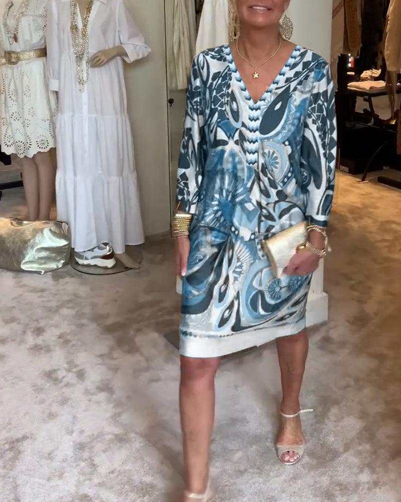 Robe imprimée col en V — silhouette complète de face