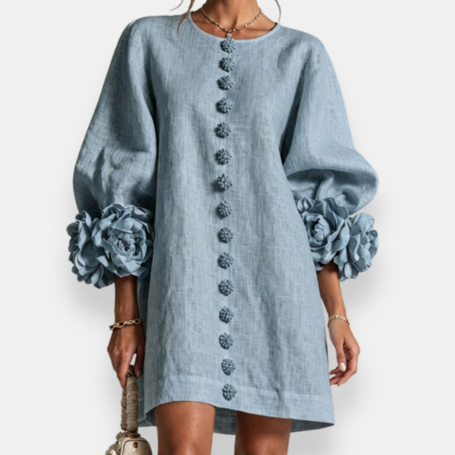 Robe Marcelle — détail des boutons fleurs affinage silhouette
