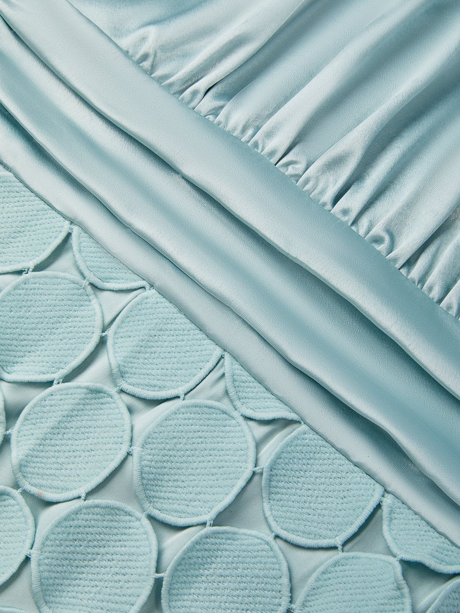 Robe Isaure — détail en gros plan de la texture et des pastilles ajourées