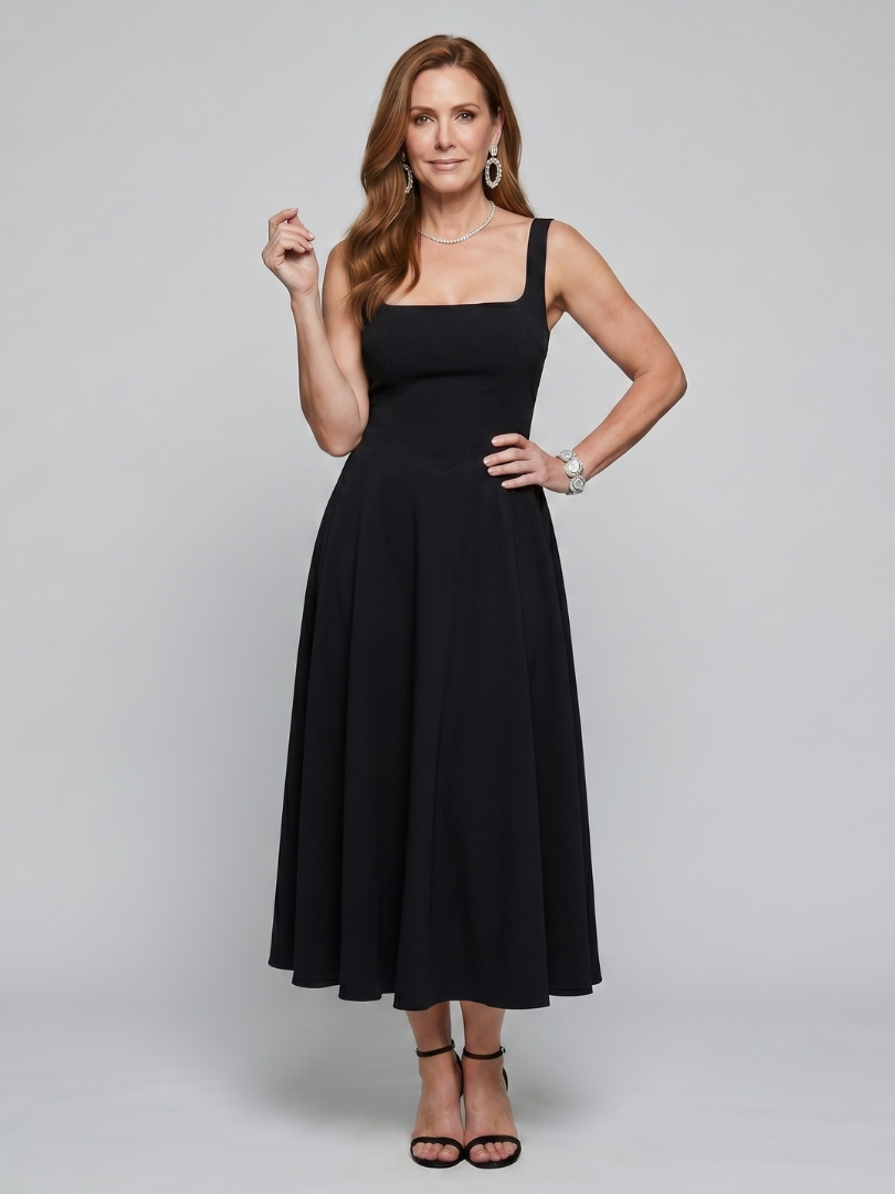 Robe Midi encolure carrée — détail de l'encolure et des bretelles