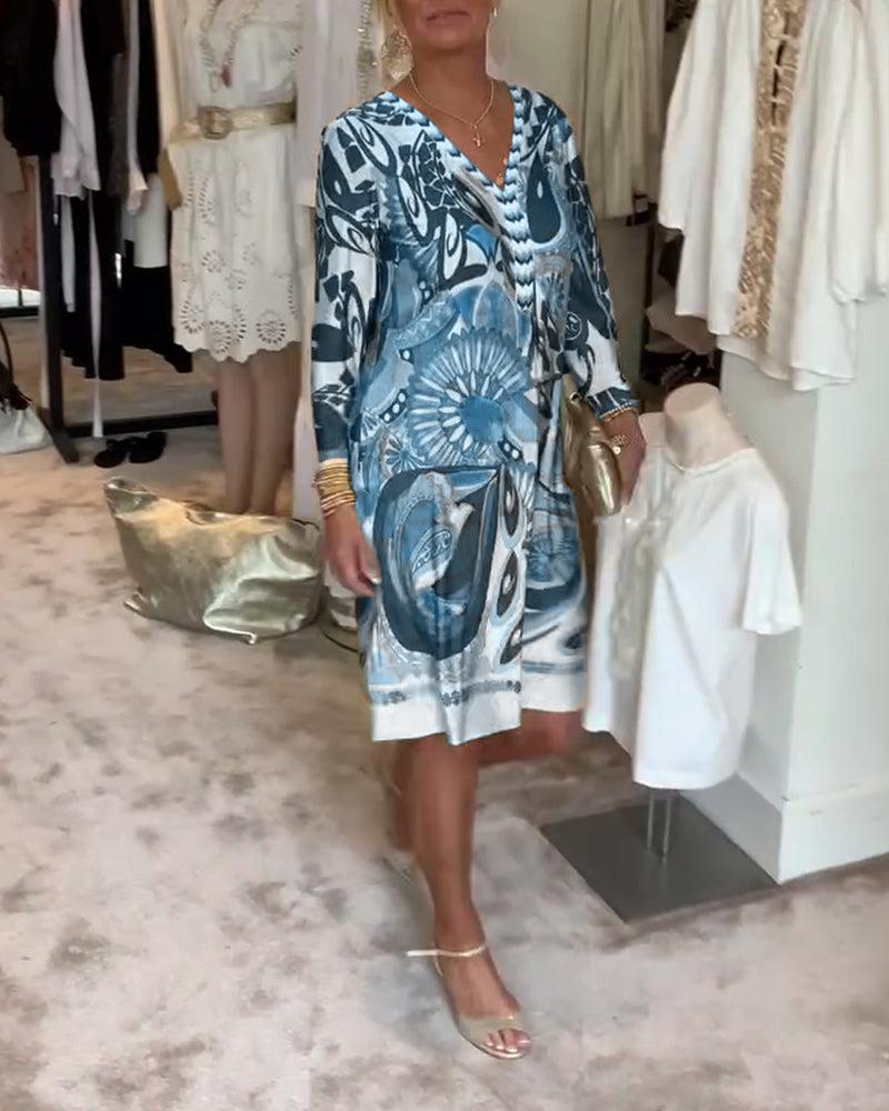 Robe imprimée col en V — vue de profil avec manches longues