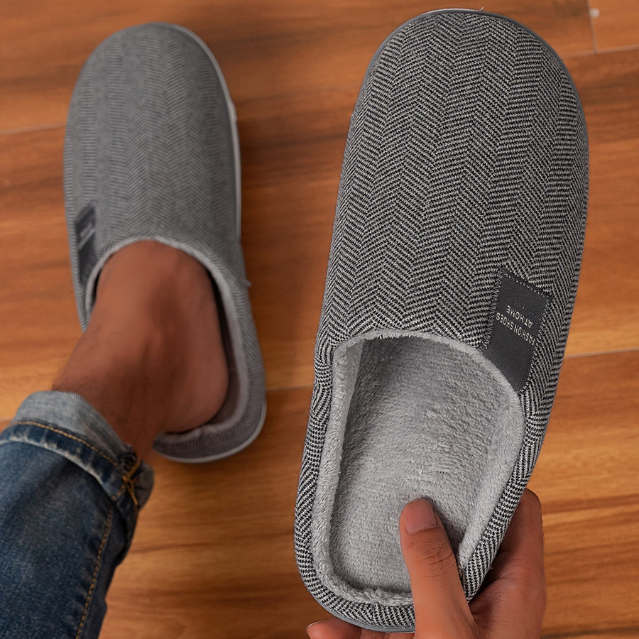 Pantoufles homme douillets — détail talon plat