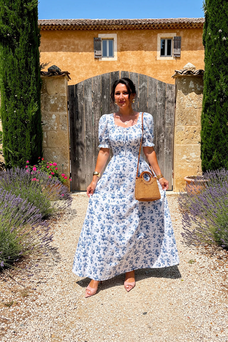 Clara | Robe Midi Smockée Fleurs Romantiques — Blanc : Fond éclatant orné de délicates fleurs bleues pour un effet frais et intemporel — Estée Paris