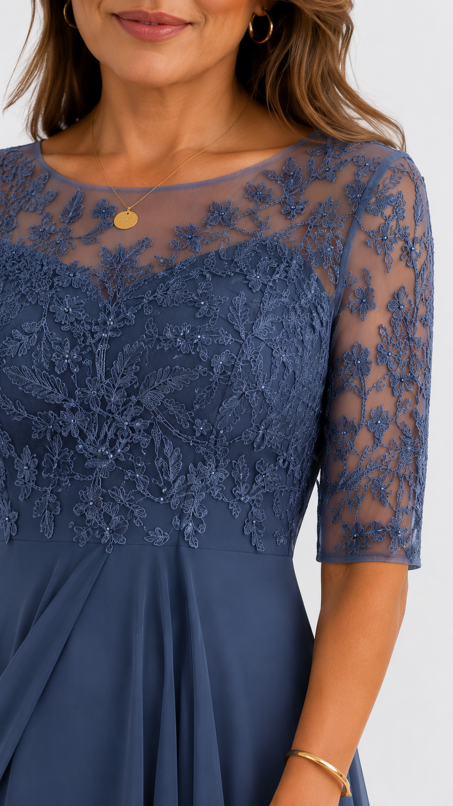 Robe Eugénie — détail de l'encolure ronde ajourée
