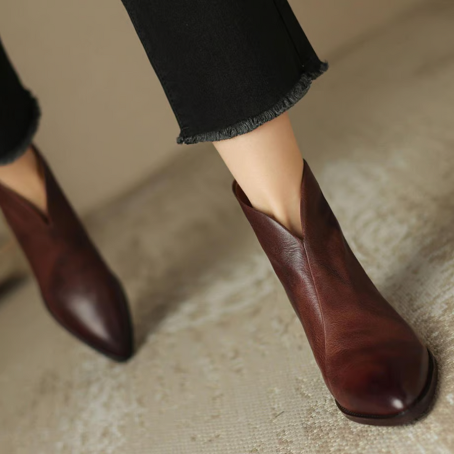 Botins de salto baixo e estilo minimalista