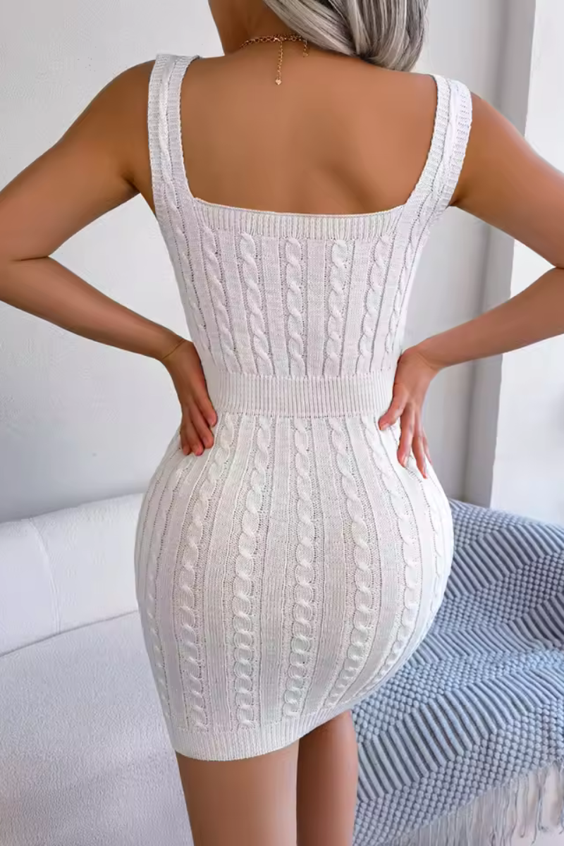 Robe Adelise — détail de l'encolure et du tombé sans manches