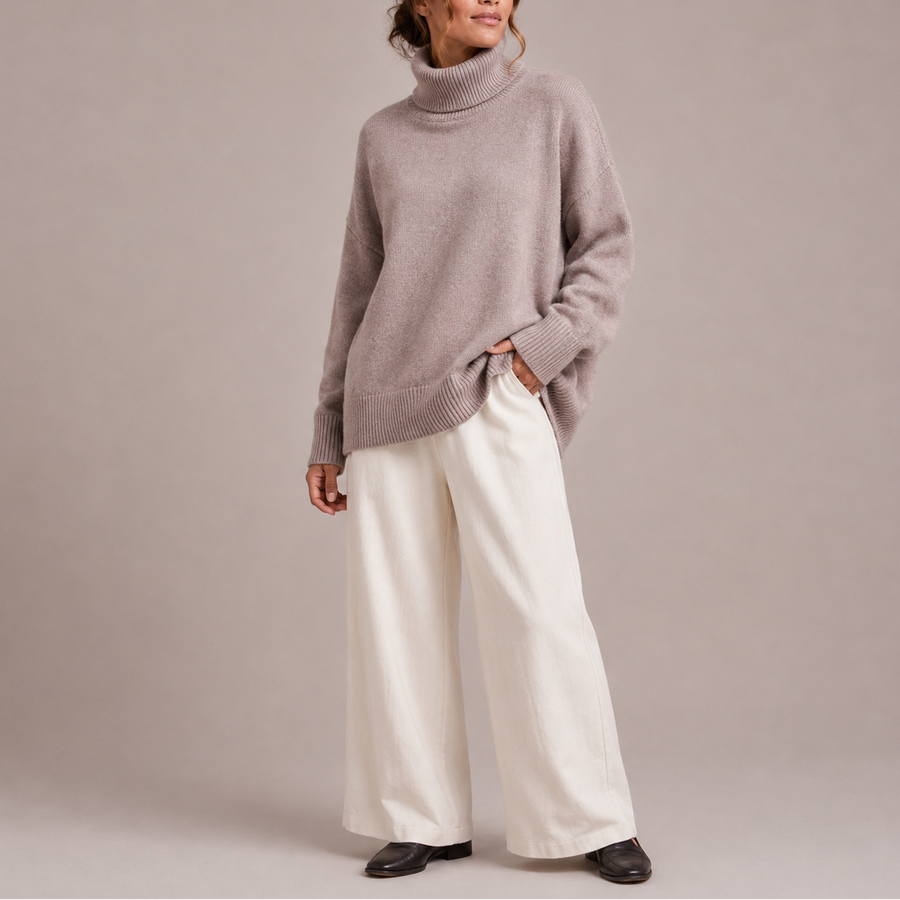 Pull col roulé oversize — vue arrière de la silhouette fluide et souple