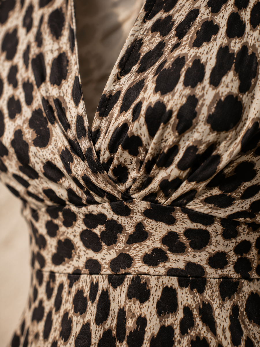Robe Nathalie à motif léopard — détail du décolleté en V