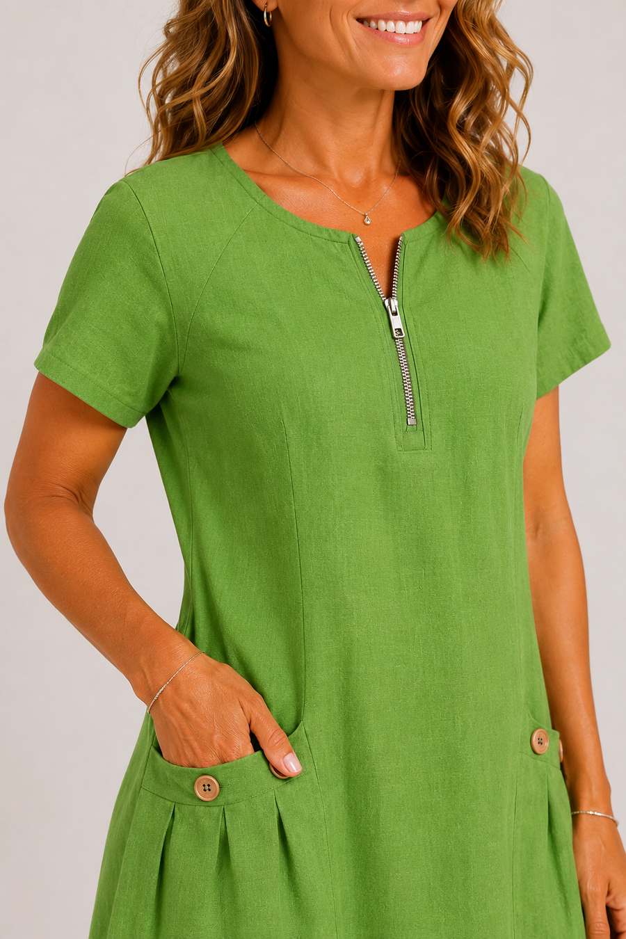 Robe Amélie verte — détail de l'encolure et des manches classiques